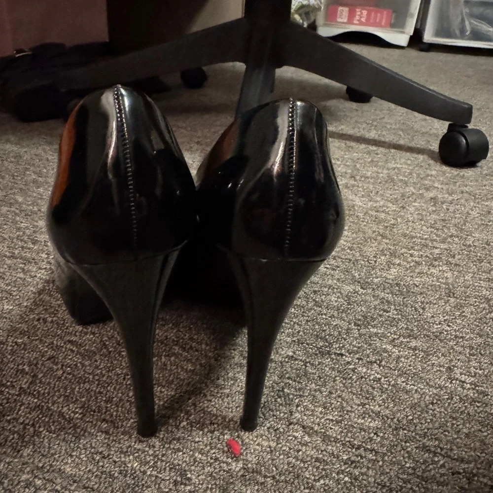 Guess - Picture 4 of 6